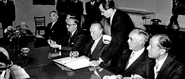 הקנצלר הגרמני קונרד אדנאואר חתם על הסכמי לוקסמבורג ב -10 בספטמבר 1952.