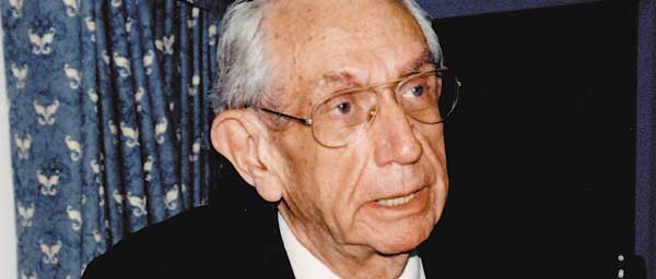 הרב ישראל מילר ז"ל, נשיא ועידת התביעות בשנים 1982-2002, עבד ללא לאות למען ניצולי שואה.