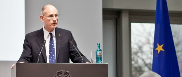 השגריר סטיוארט אייזנשטאט הצטרף לוועידת התביעות ב -2008 כמשא ומתן מיוחד.