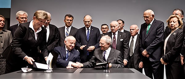 שר האוצר הגרמני וולפגנג שבל, מימין, אירח טקס לציון 60 שנה להסכמי הפיצויים הראשונים עם ועידת התביעות בברלין.