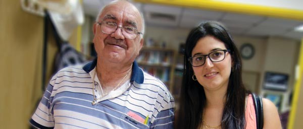 אלייהו מבקר עם נחומי, מתנדבת ב"עמך" שבתל אביב אשר מקבל מענק מועדת התביעות.