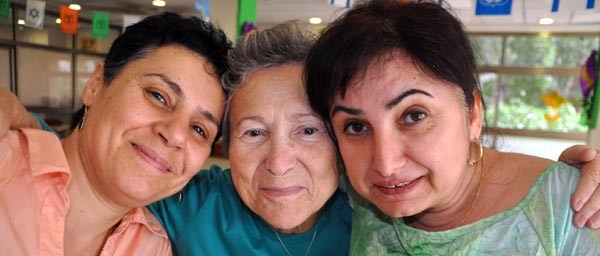 פנינה נהנית להגיע למרכז רפואי גריאטרי צהלון ביפו מספר פעמים בשבוע. ועידת התביעות תרמה מימון להקמת צהלון, וממשיכה במתן ביקורים יומיים של ניצולי שואה.