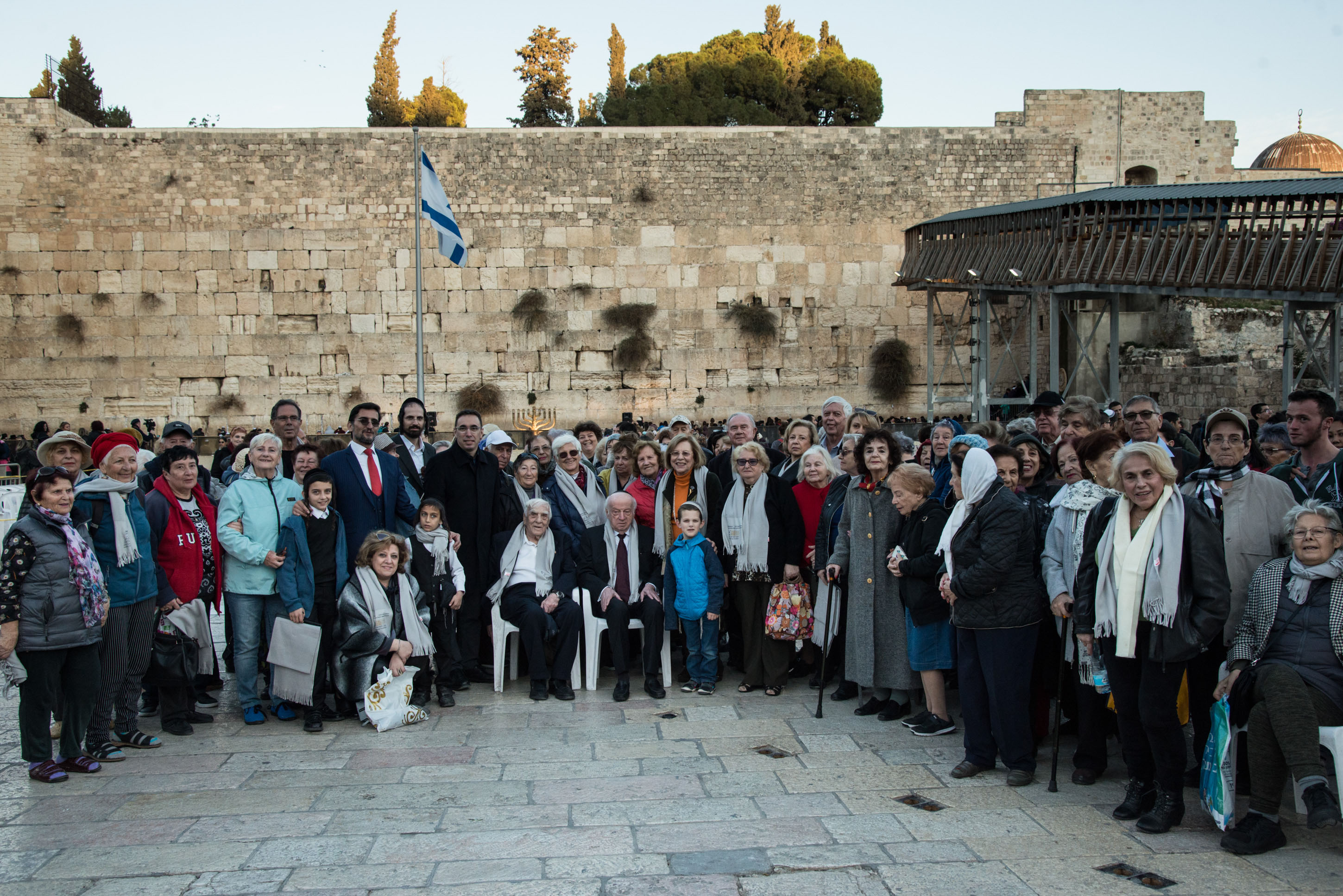 ביוזמת ועידת התביעות, הדלקת נרות החנוכה, הוקדשה לניצולי השואה ולתקומתם מחושך לאור