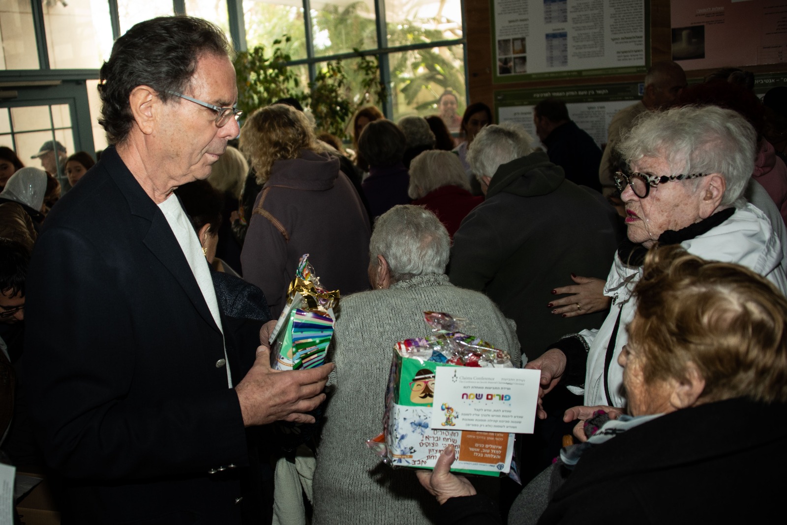180 ניצולי שואה מכרמיאל השתתפו באירוע של ועידת התביעות לציון חג פורים
