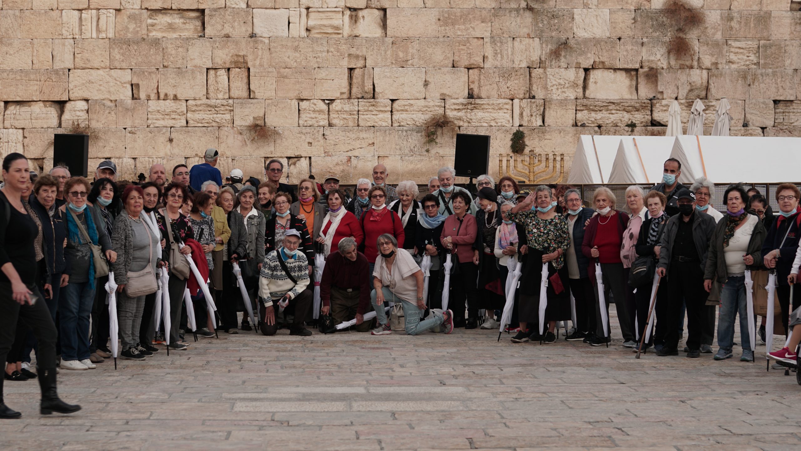 נר שלישי של חנוכה ברחבת הכותל המערבי מוקדש לניצולי שואה בישראל ובעולם