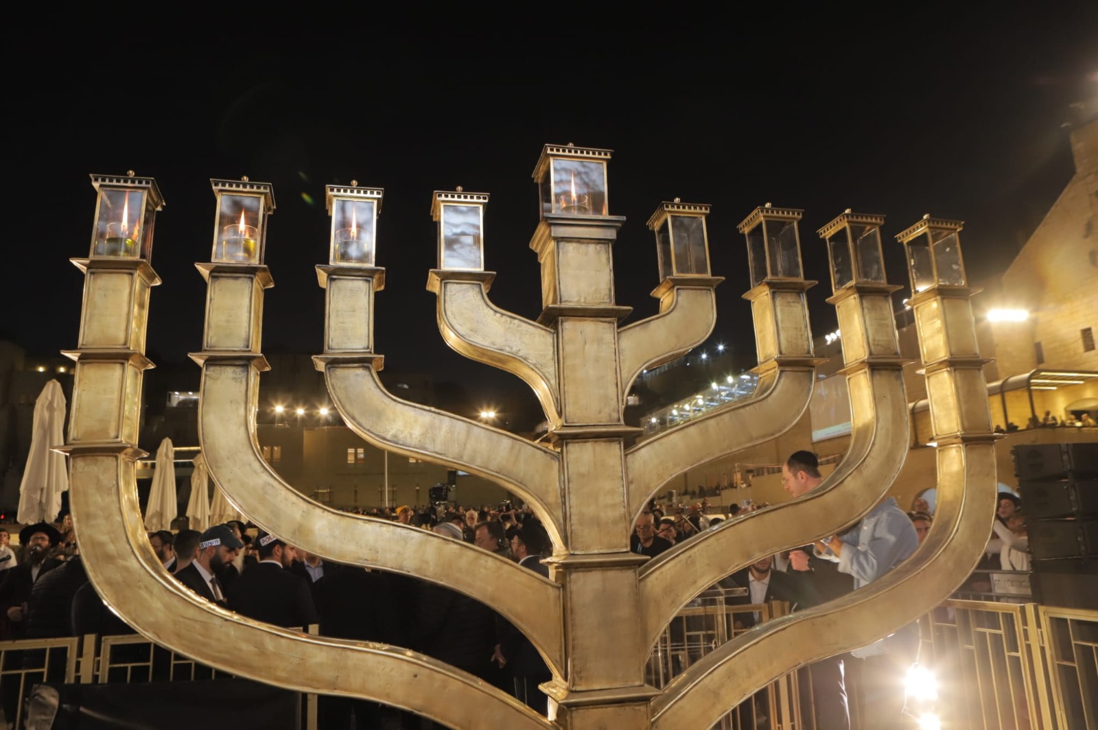 <strong>ועידת התביעות בהדלקת נר שלישי של חנוכה בכותל המערבי שמוקדש לשורדי שואה בישראל ובעולם</strong>